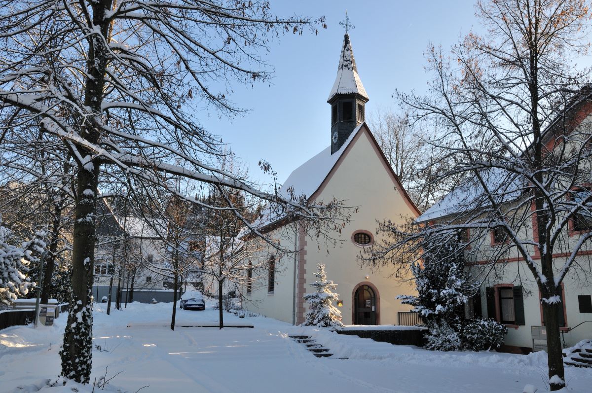 Alte Kirche in Hornau im Winter 